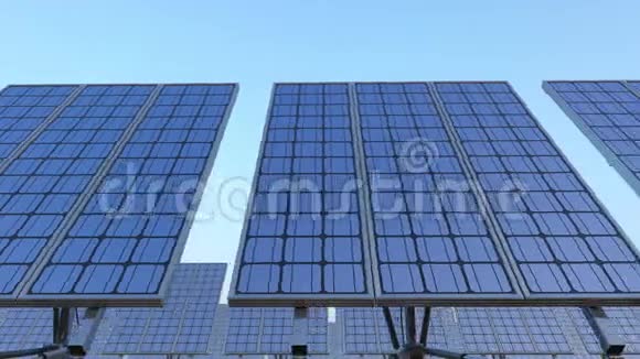 一排太阳能电池板对蓝天循环多利射击可再生太阳能生产4K夹方案视频的预览图