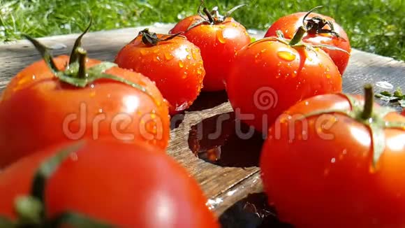 西红柿落下滴水慢动作视频的预览图