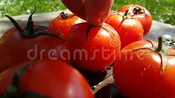 西红柿落下滴水手慢慢转动视频的预览图