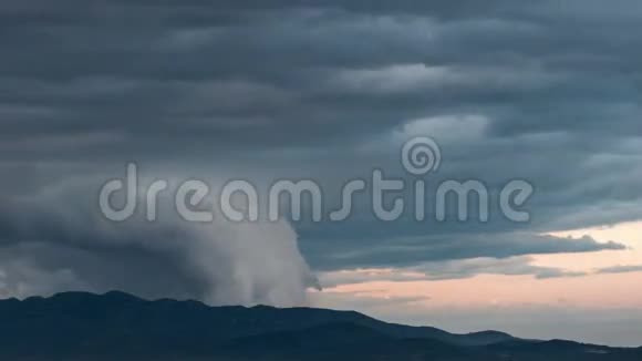 壮观的云层在山脉上空晃动时间流逝视频的预览图