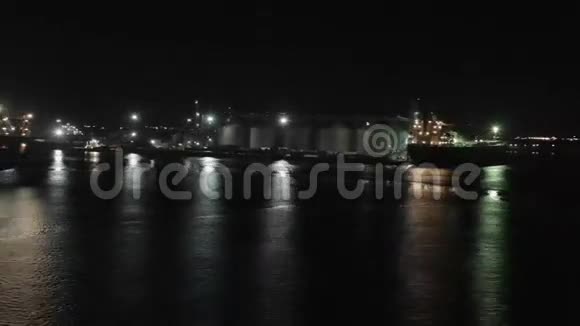夜晚的港口视频的预览图