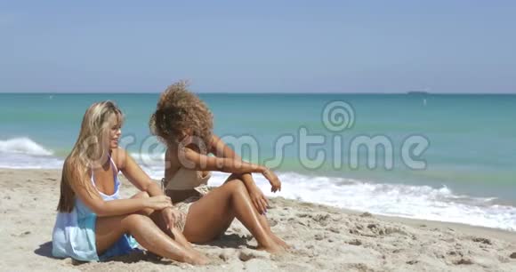 嘲笑不同的女人在海滩上不寒而栗视频的预览图