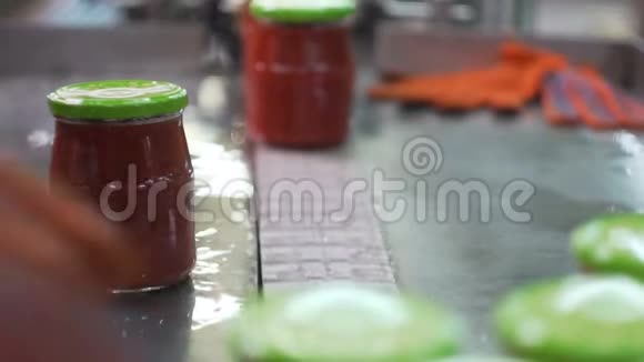 工业园艺和种植蔬菜制作番茄酱视频的预览图