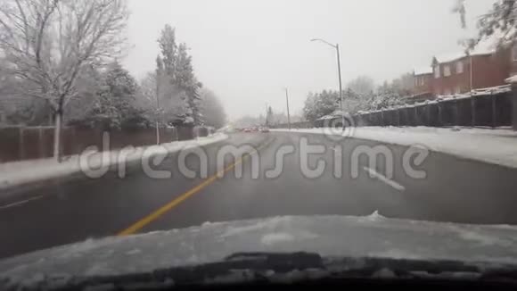 白天开车穿过雪域郊区视频的预览图