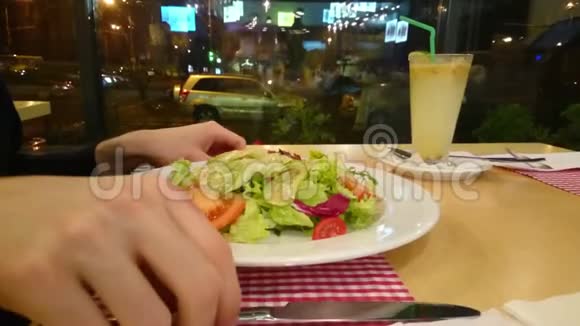 在餐馆吃新鲜蔬菜沙拉的人健康食品视频的预览图