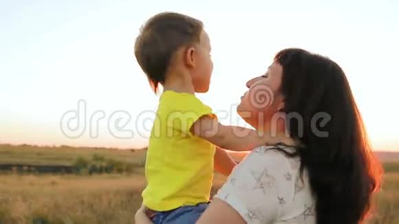 快乐的妈妈和宝宝在日落时拥抱视频的预览图
