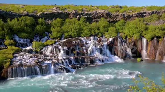 冰岛的Hraunfossar瀑布视频的预览图