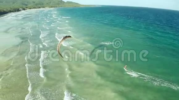 菲律宾海岸的风筝冲浪空中景观5视频的预览图