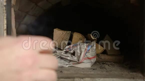 人在木炉里点燃火柴乌克兰正宗的旧烤箱视频的预览图