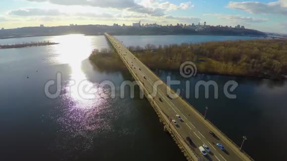 大城市阳光明媚交通大桥横渡河视频的预览图