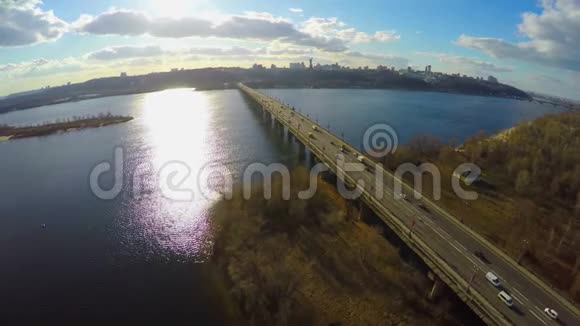 大城市天际线桥梁交通美丽的公园视频的预览图