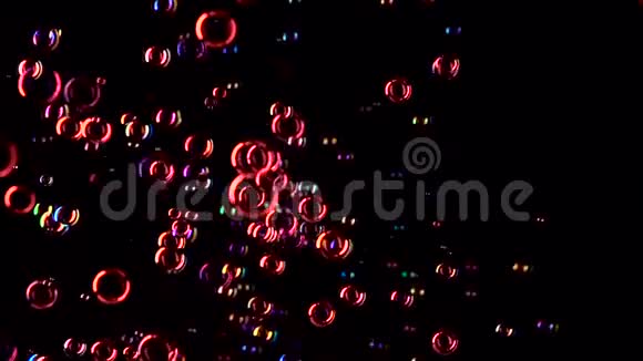 红色肥皂泡在空气中飞扬慢动作黑色背景视频的预览图