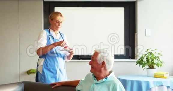 护士为老人带来生日蛋糕视频的预览图