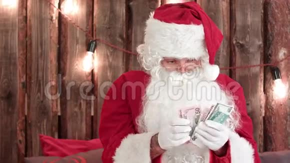 圣诞老人数着他的钱展示着钱消失的把戏视频的预览图