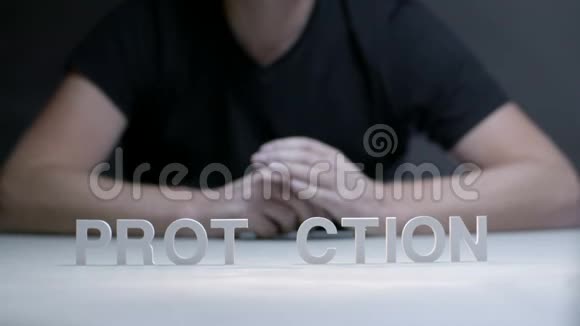男性的双手组成单词防止白色字母和成群的采摘视频的预览图