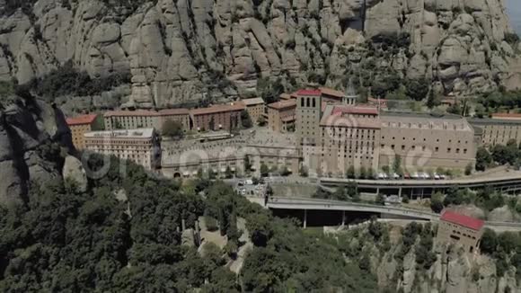 西班牙蒙特塞拉特修道院Barselona附近的自然和历史建筑视频的预览图