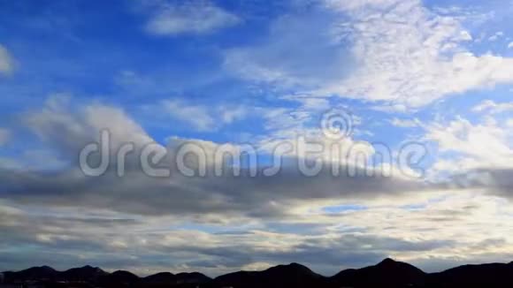 时间流逝的天空山上乌云密布视频的预览图