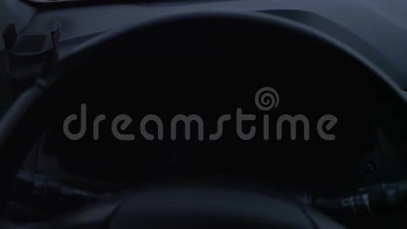 打开汽车仪表板2视频的预览图