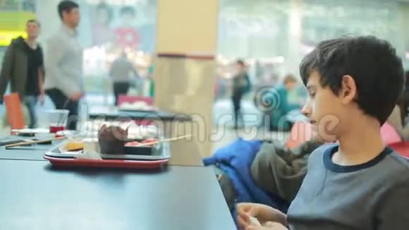 青少年在咖啡馆玩智能手机游戏视频的预览图