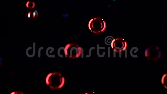 红色肥皂泡在空气中飞扬慢动作黑色背景视频的预览图