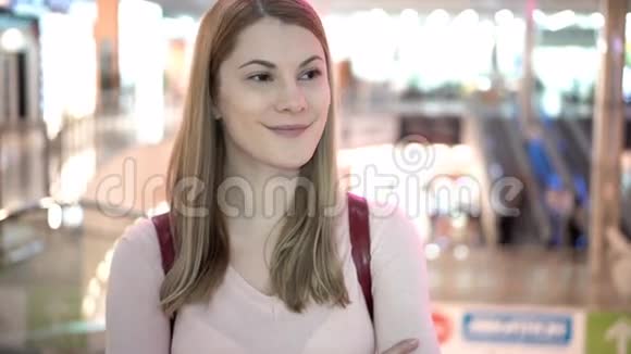 美丽迷人的年轻女子在商场等朋友购物消费主义概念视频的预览图