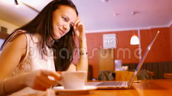 咖啡馆里的女孩读新闻视频的预览图