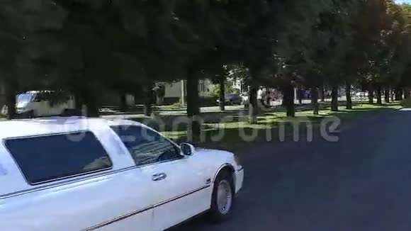 夏天白色的豪华轿车在路上行驶视频的预览图