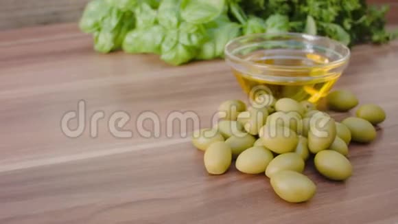 橄榄油放在玻璃碗旁边视频的预览图