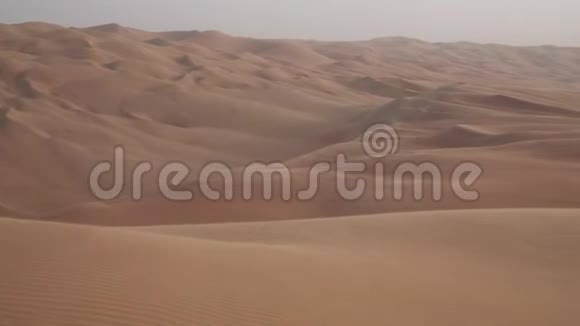 阿拉伯联合酋长国RubalKhali沙漠美丽的多色沙丘股票录像视频的预览图