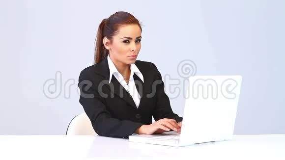 年轻的商业女性在电脑上写作视频的预览图