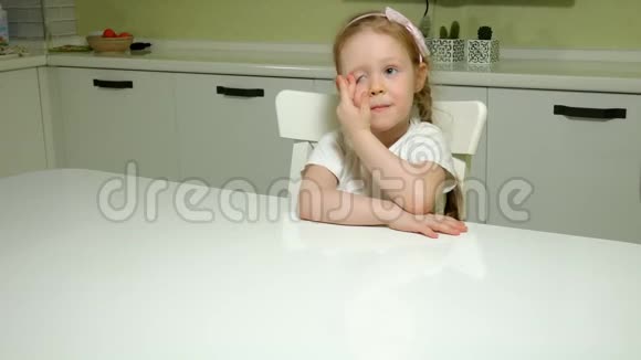 美丽的甜美女孩拒绝一盘水果巧克力薯片一盘零食巧克力薯片视频的预览图