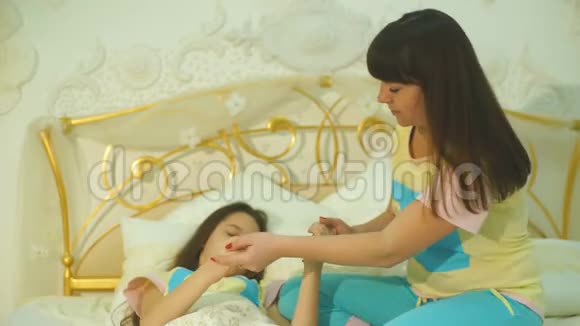 幸福的家庭母女在床上玩耍和欢笑视频的预览图
