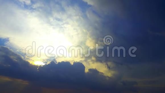 时间流逝阳光和多云的天空视频的预览图