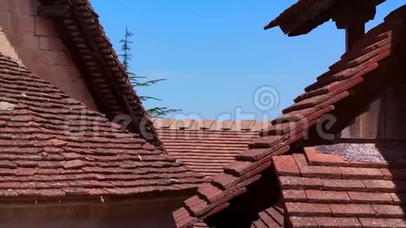 带有瓷砖屋顶白色墙壁和木制楼梯的建筑视频的预览图