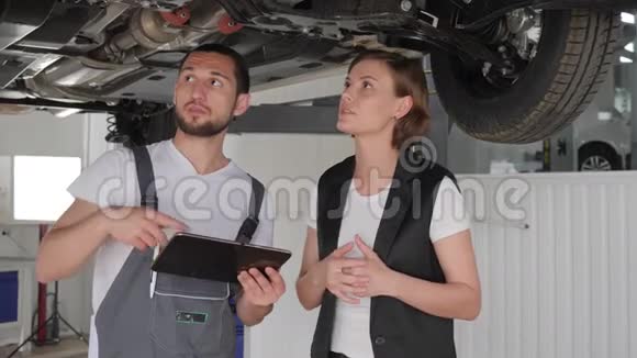 汽车服务中的女性消费者女性车辆坏了男专业视频的预览图