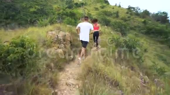 一对年轻夫妇在山上奔跑视频的预览图