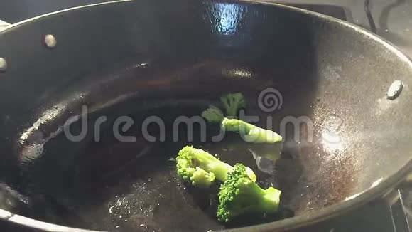 把蔬菜扔到锅里视频的预览图