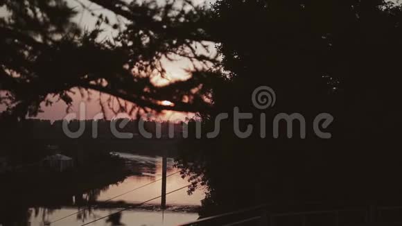 非常美丽的傍晚日落景色河面太阳的美丽圆盘视频的预览图