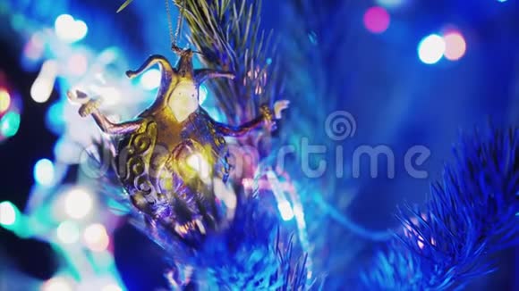 圣诞树上的玩具视频的预览图