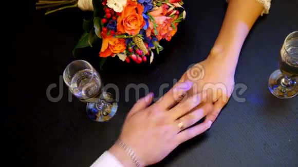 男人女人手在咖啡馆的桌子上婚礼的概念视频的预览图