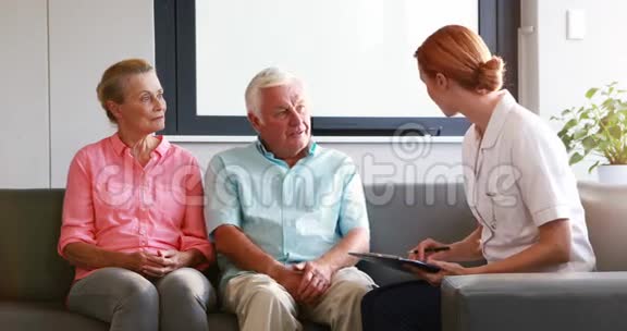 护士与她的老年病人讨论视频的预览图