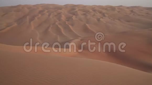 阿拉伯联合酋长国RubalKhali沙漠美丽的多色沙丘股票录像视频的预览图