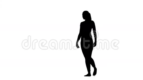女孩在一条腿上摆出一个姿势剪影视频的预览图