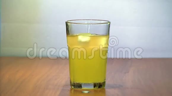 冰在漏斗里转在一个玻璃杯里放柠檬水汽水视频的预览图