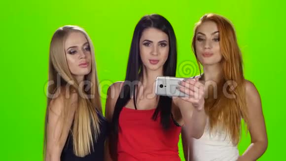 绿色屏幕女孩们为智能手机的摄像头摆姿势视频的预览图