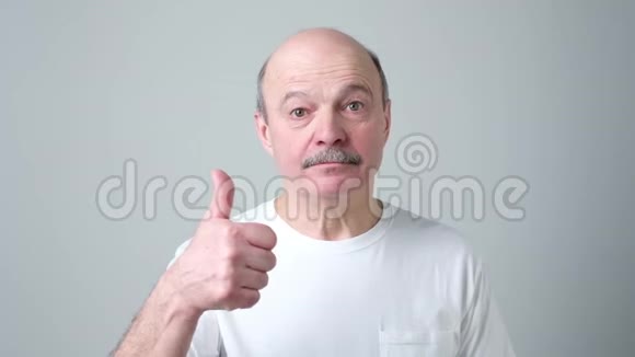 快乐英俊的男人竖起大拇指视频的预览图