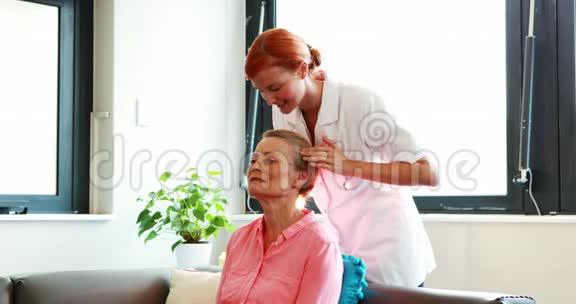 护士为她的老年病人做面部按摩视频的预览图
