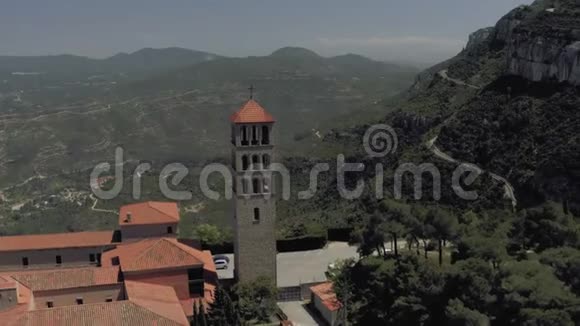 Barselona和蒙特塞拉特附近的西班牙山脉自然和历史建筑视频的预览图
