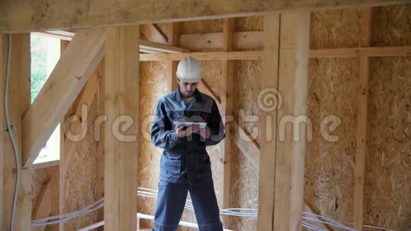 建筑师或建筑商检查半建木框架房屋的计划建造木架的工程师视频的预览图