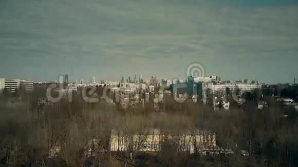 华沙郊区和遥远的市中心天际线视频的预览图